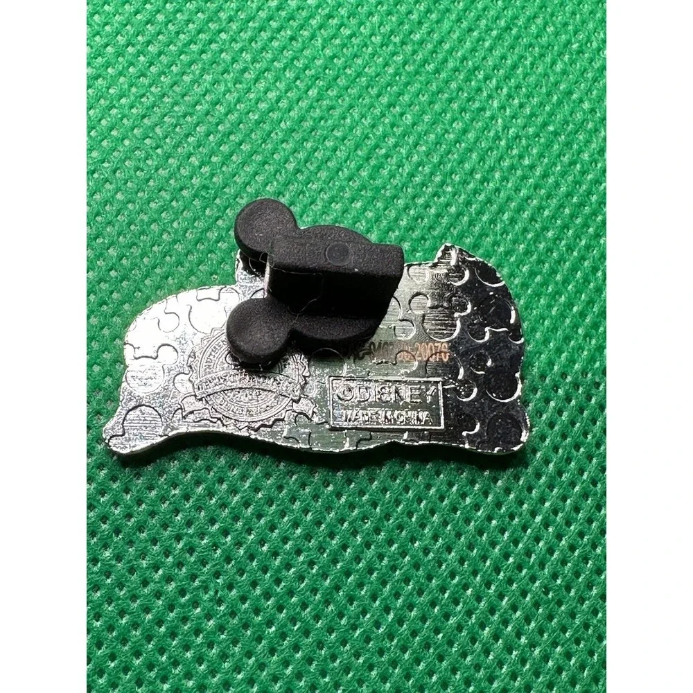 Disney pin Auctioneer Fantasyland Football Pirates of Caribbean NEW AUTHENTIC